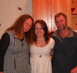Bettina mit Kim und Jeremy, den Betriebsleitern auf der Craigellachie Dairy Farm