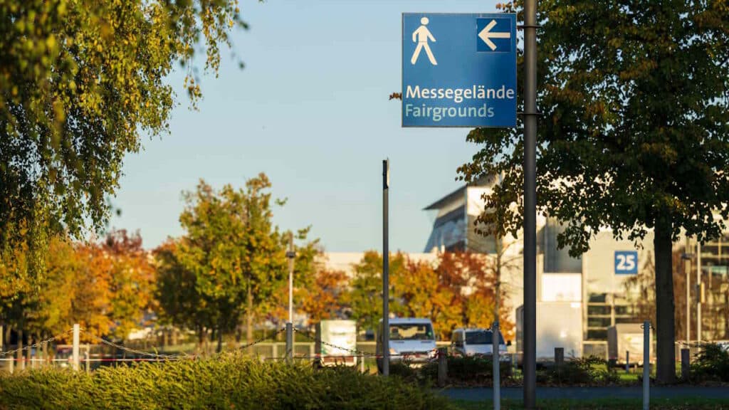 Straßenschild mit der Aufschrift "Messegelände"