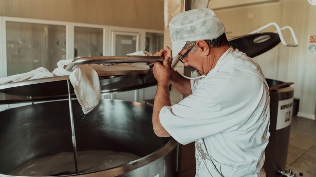 Milchtechnologe beim mixen von Milch