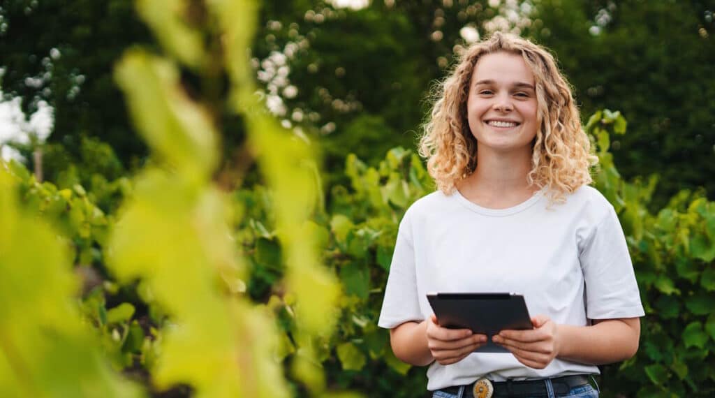 Landwirtin im Weinberg mit Tablet