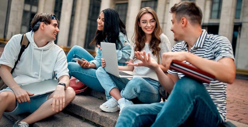 4 Studierende auf einer Treppe am reden