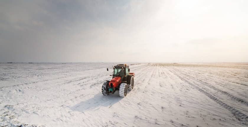 Trecker im Winter auf Acker