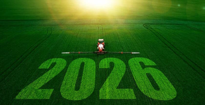 Trecker auf Feld mit Schriftzug "2026"